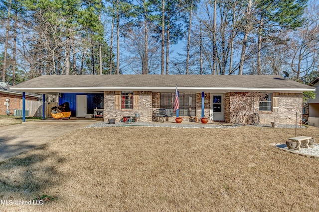 view of front of home featuring a porch, brick siding, concrete driveway, a carport, and a front lawn