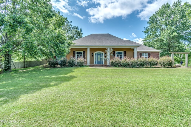 view of front facade featuring a front lawn