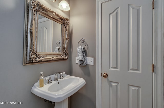 bathroom featuring sink