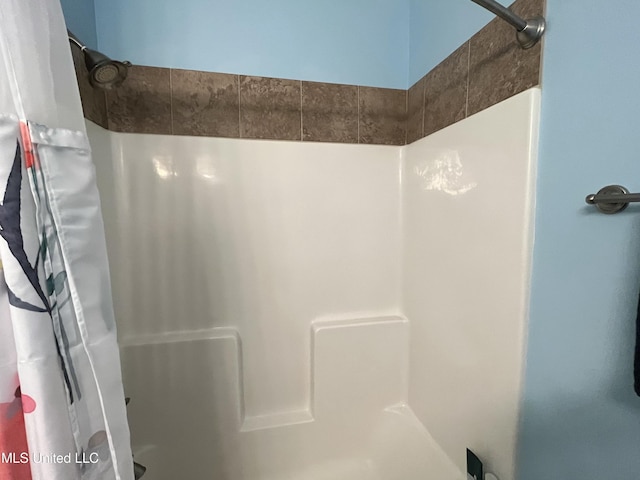 bathroom featuring a shower with shower curtain