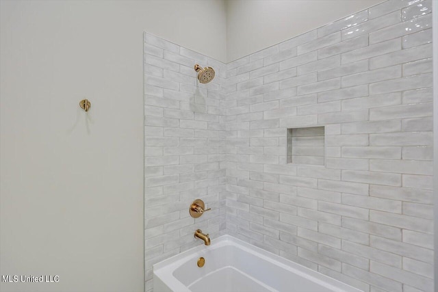 bathroom with tiled shower / bath combo