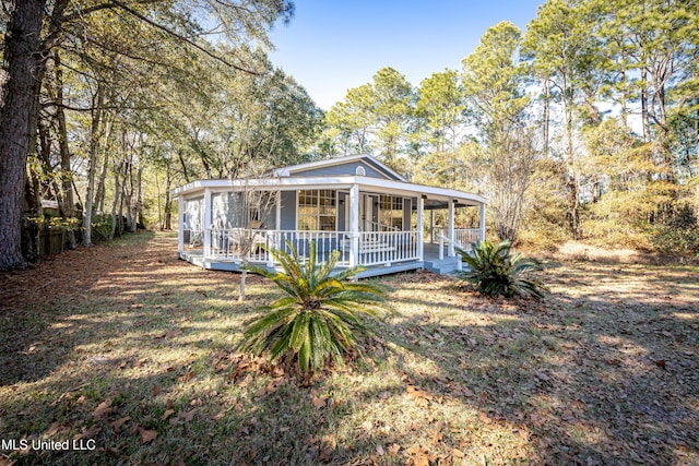 view of front facade with a front yard and a porch