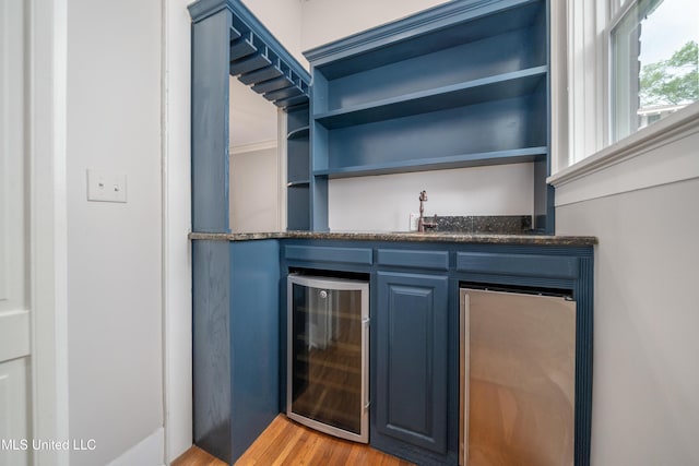 905 Franklin St, Corinth, MS 38834 - indoor wet bar with beverage cooler and wood finished floors