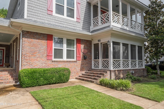 905 Franklin St, Corinth, MS 38834 - entrance to property featuring a balcony, brick siding, and a yard