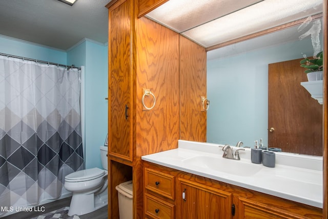 full bath featuring a shower with shower curtain, toilet, vanity, and ornamental molding