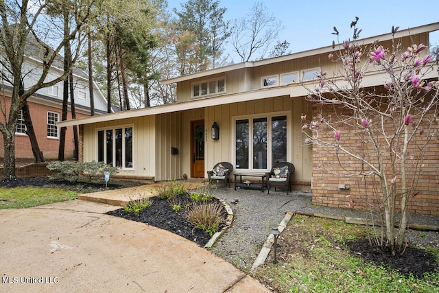 view of front of property featuring a patio