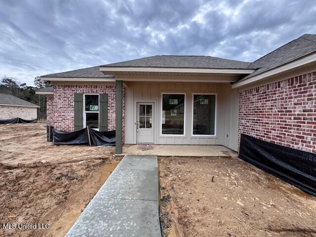 property entrance featuring a patio