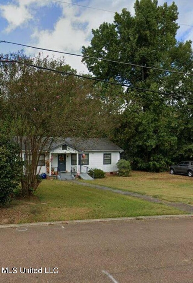 view of front of home featuring a front lawn