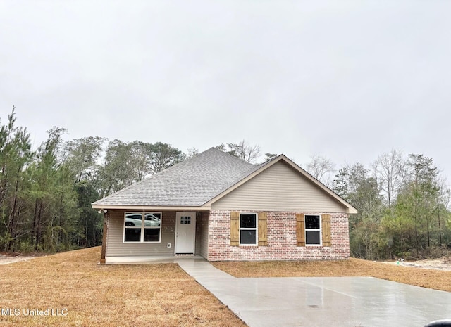 view of front facade featuring a front yard