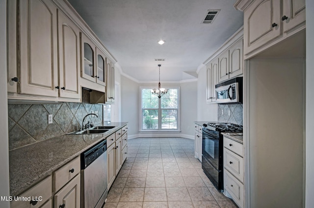 508 Jasmine Ct, Brandon, MS 39047 - kitchen with an inviting chandelier, a sink, stainless steel appliances, visible vents, and baseboards