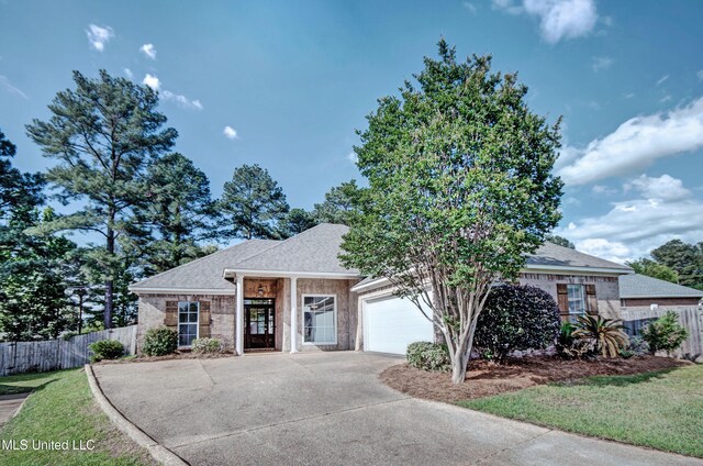 508 Jasmine Ct, Brandon, MS 39047 - single story home with driveway, roof with shingles, an attached garage, and fence