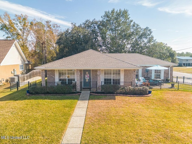 view of front facade featuring covered porch and a front lawn