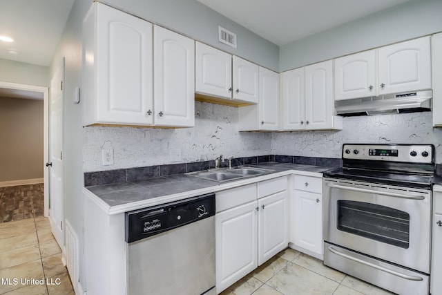 kitchen featuring visible vents, a sink, appliances with stainless steel finishes, under cabinet range hood, and dark countertops