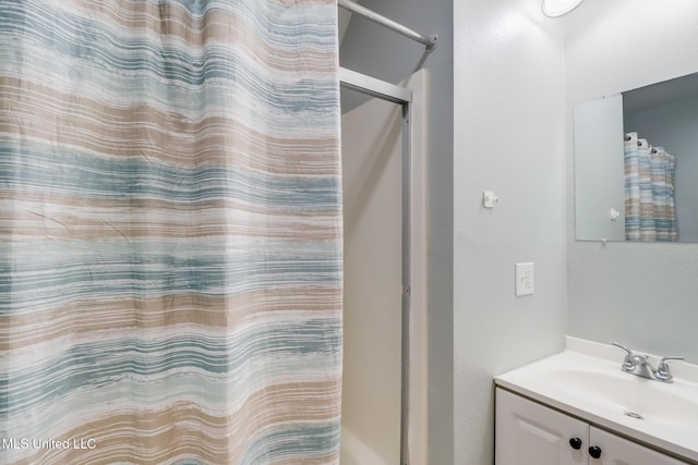 full bath featuring curtained shower and vanity