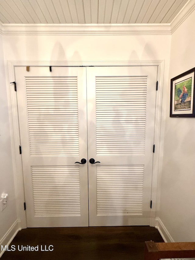 detailed view of baseboards and ornamental molding