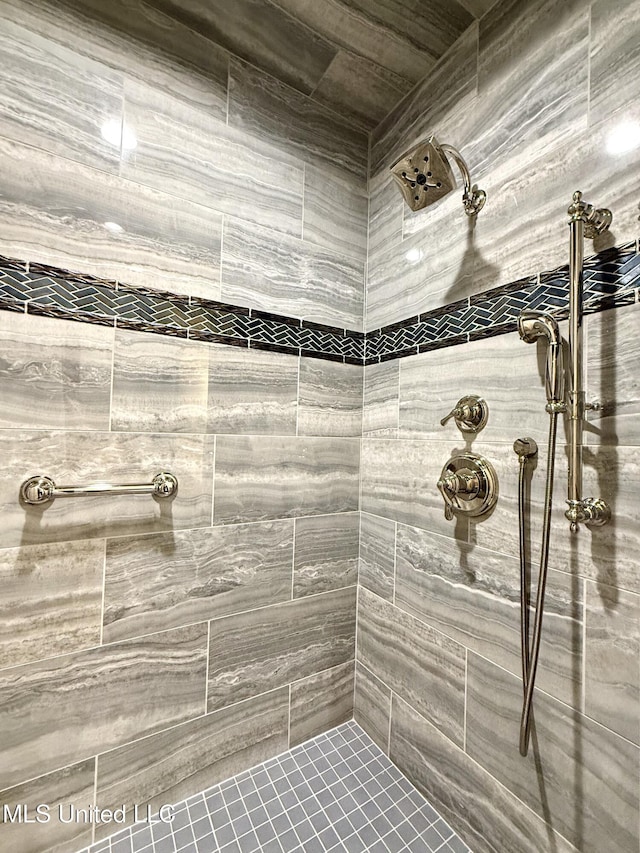 bathroom featuring a tile shower