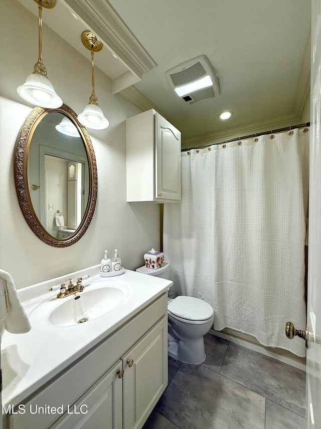 bathroom featuring vanity, toilet, a shower with curtain, and recessed lighting