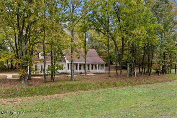 view of front of property featuring a front yard