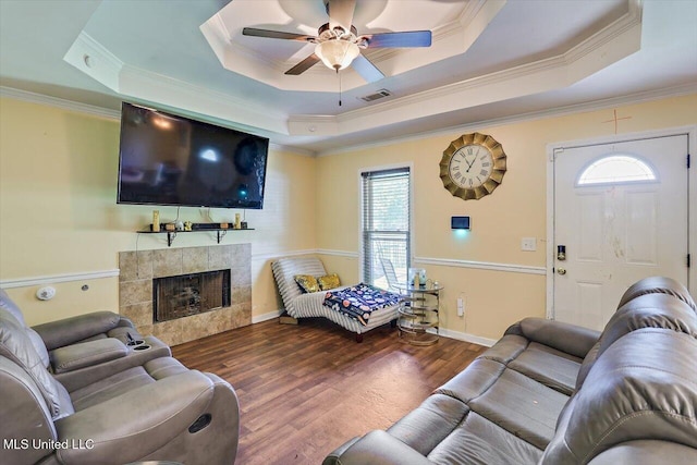 6 Laurie Cv, Byram, MS 39272 - living area featuring a raised ceiling, crown molding, a ceiling fan, and wood finished floors