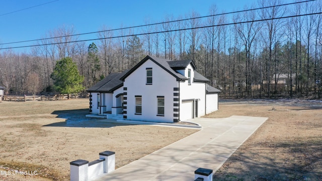 view of front facade featuring a garage and a front yard