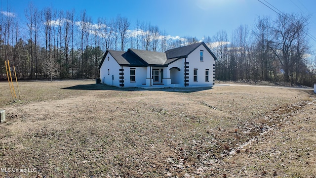 view of front facade with a front yard