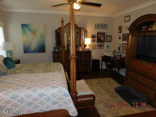 bedroom with crown molding and ceiling fan