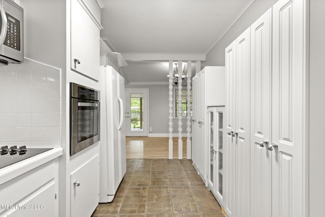 interior space featuring baseboards and ornamental molding