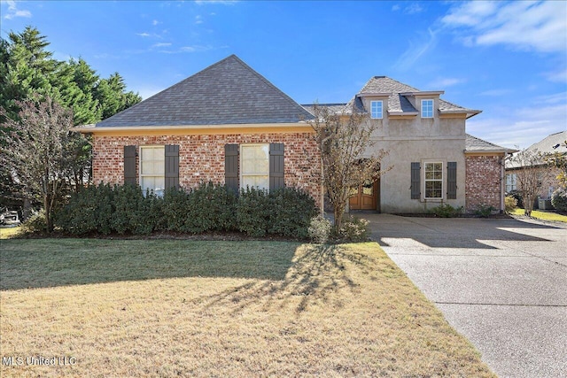 view of front of house with a front lawn