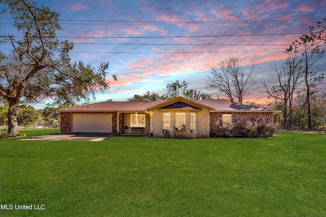 view of front of property featuring driveway, stucco siding, a garage, and a front yard