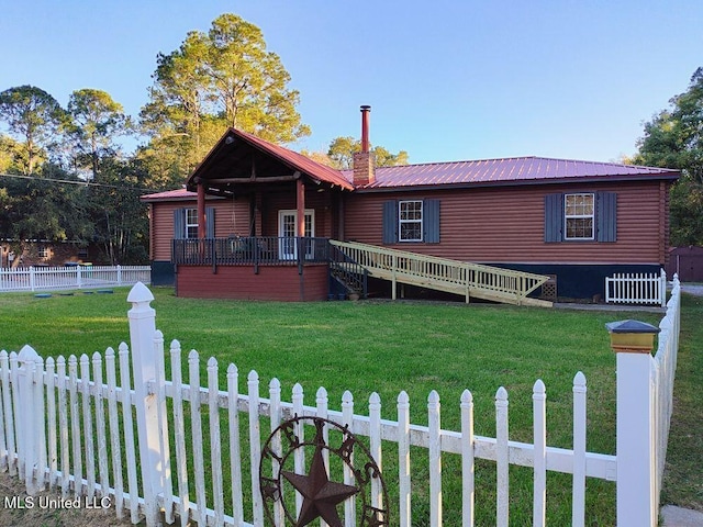 view of front of property featuring a wooden deck and a front yard