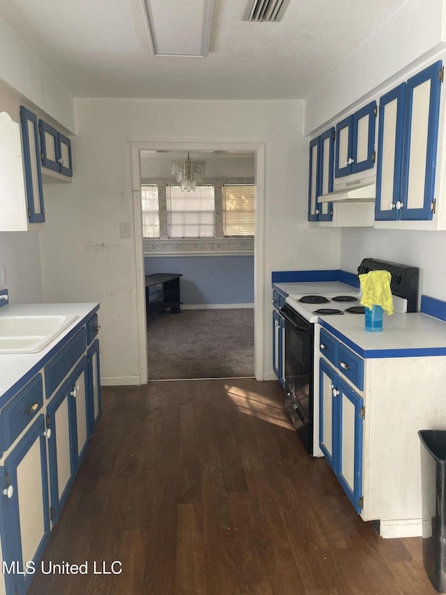 kitchen featuring sink, dark wood-type flooring, range with electric cooktop, and blue cabinetry