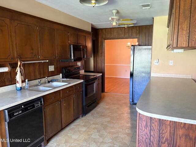 kitchen featuring a sink, visible vents, ceiling fan, light countertops, and black appliances
