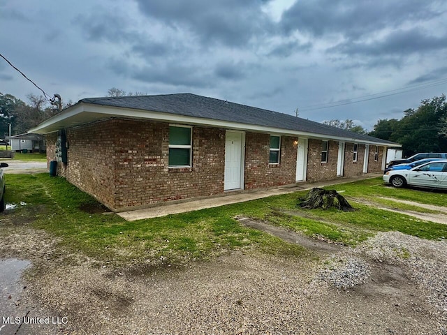 single story home featuring a front lawn