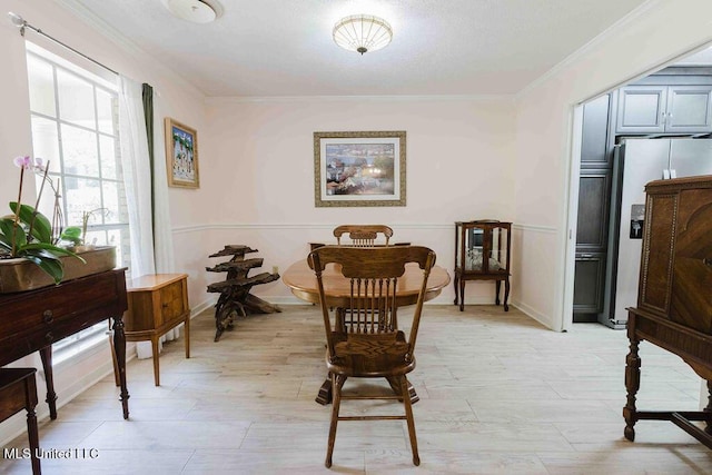 sitting room with crown molding