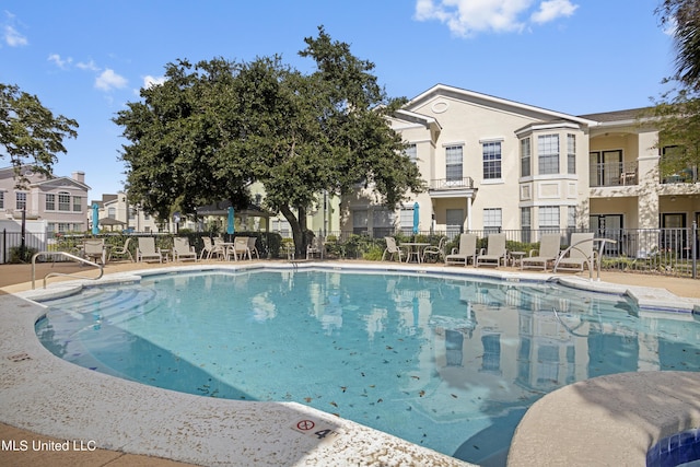 view of swimming pool