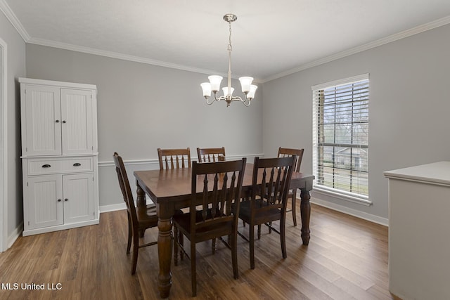 dining space featuring ornamental molding, dark hardwood / wood-style floors, and a notable chandelier