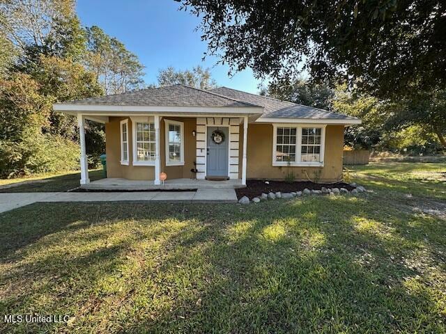 view of front of property featuring covered porch and a front lawn