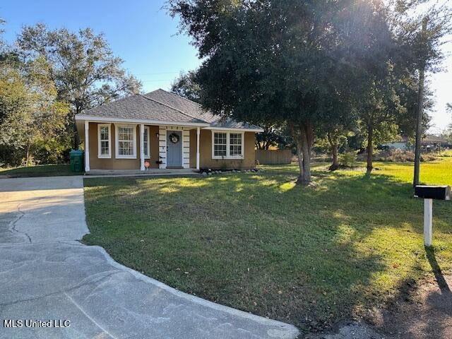 view of front of property featuring covered porch and a front lawn