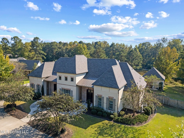 view of front of property featuring a front lawn