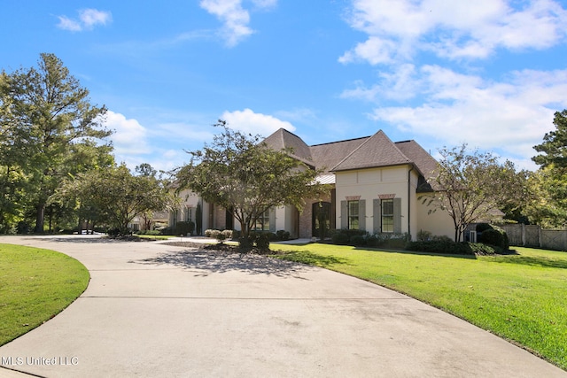 view of front facade featuring a front yard