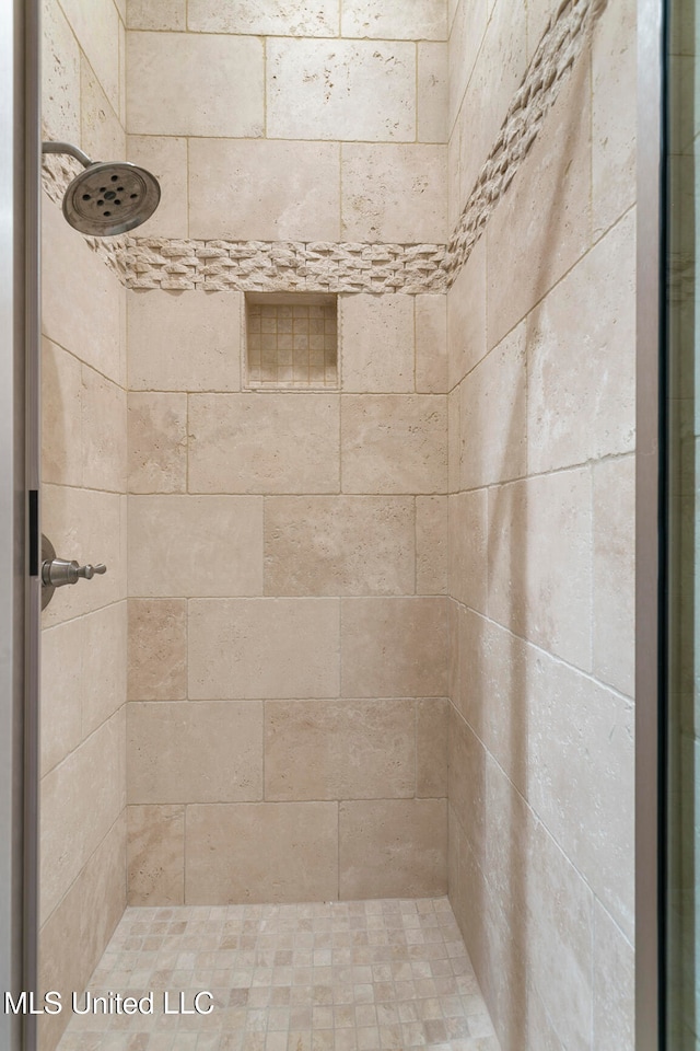 bathroom featuring a tile shower