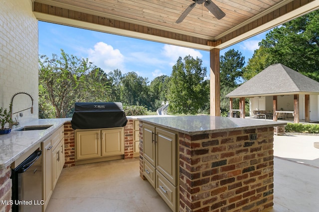 view of patio / terrace featuring area for grilling, an outdoor wet bar, a grill, and ceiling fan