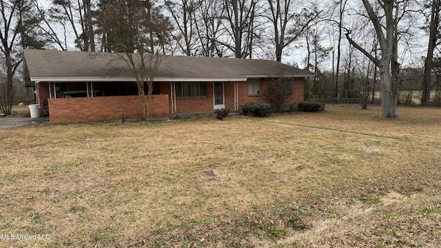 view of front of home featuring a front yard