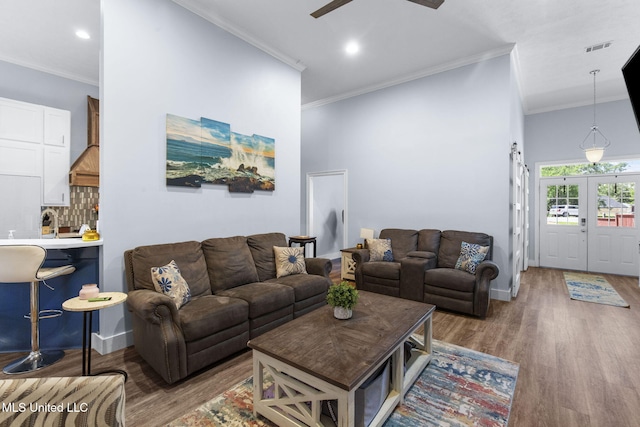 527 Pelahatchie Shore Dr, Brandon, MS 39047 - living room featuring wood finished floors, ceiling fan, crown molding, recessed lighting, and baseboards