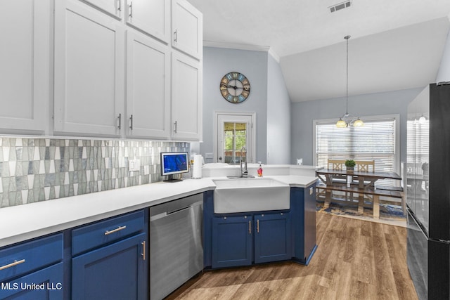 527 Pelahatchie Shore Dr, Brandon, MS 39047 - kitchen featuring stainless steel appliances, a sink, blue cabinetry, vaulted ceiling, and light wood-style flooring