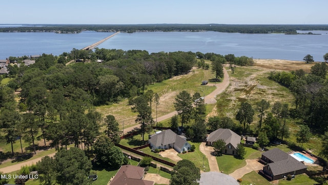 527 Pelahatchie Shore Dr, Brandon, MS 39047 - aerial view of property and surrounding area featuring a large body of water