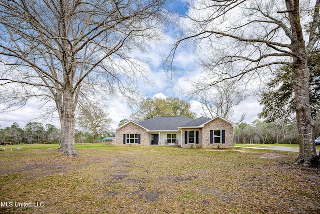 view of front of home featuring brick siding and a front yard