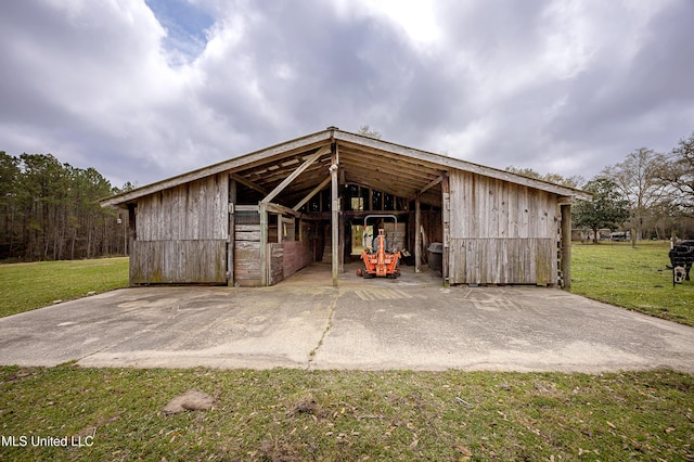 view of outdoor structure with an outbuilding and an exterior structure