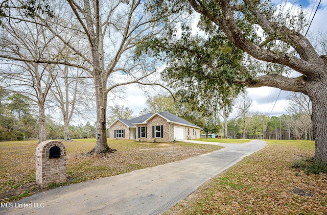 view of front of house featuring a front yard, a garage, and driveway