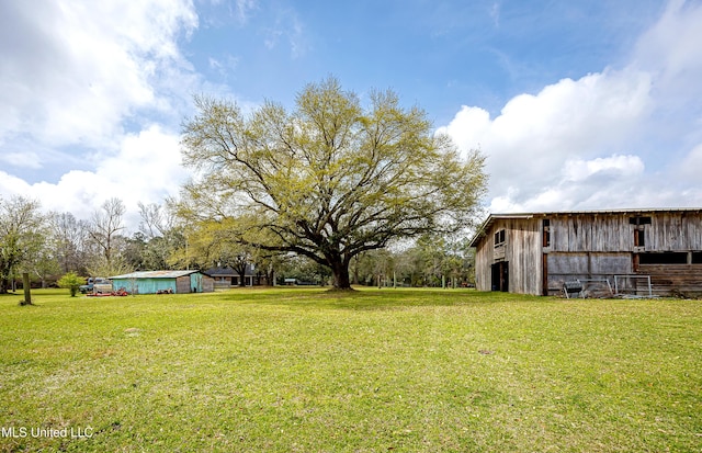 view of yard with an outdoor structure